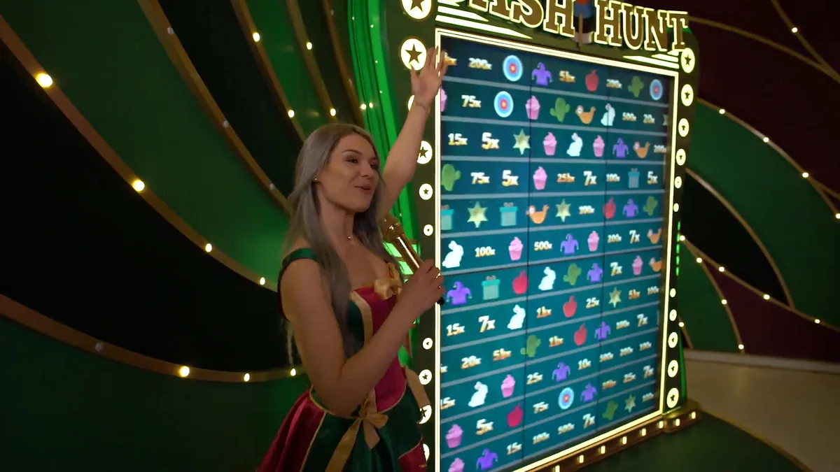 La conduttrice di Crazy Time indica il tabellone di Cash Hunt