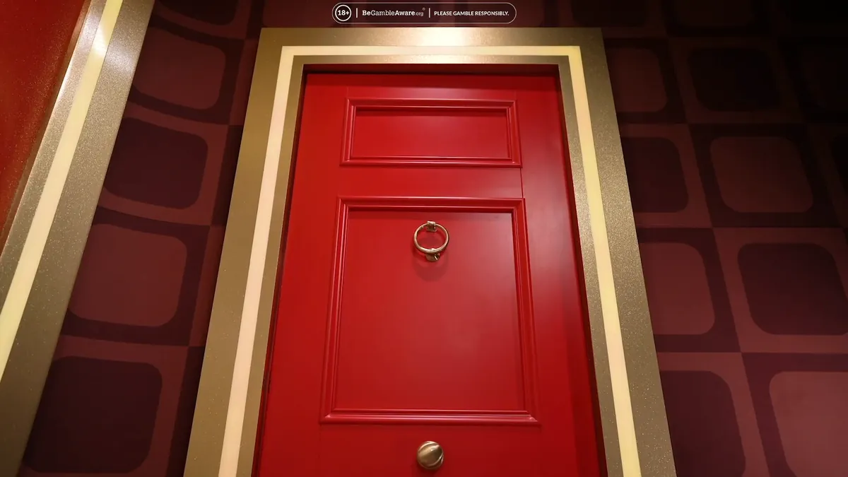 Una porta rossa dello studio di Crazy Time