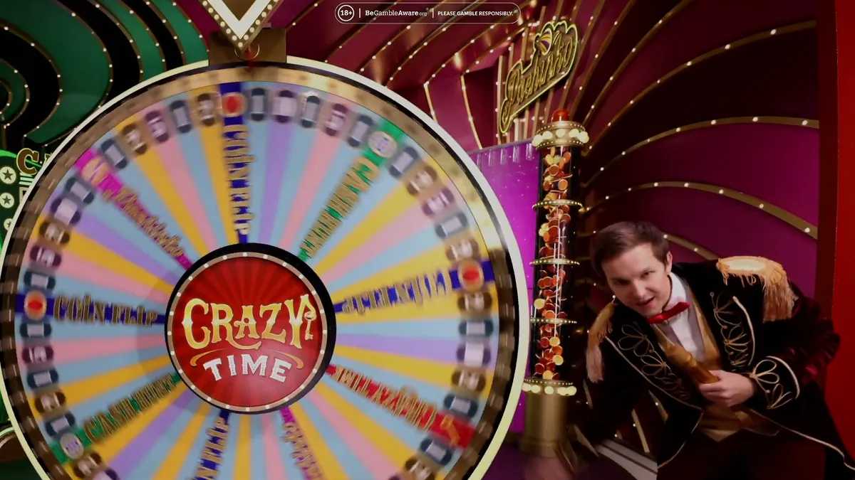 Il conduttore di Crazy Time e la ruota vera dello studio