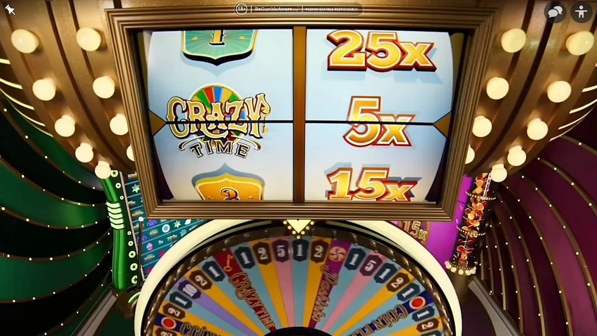 I due rulli del Top Slot sopra la ruota di Crazy Time, con i moltiplicatori 25x, 5x e 15x